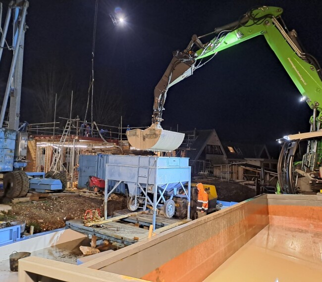 Beton Lossen op de bouw aan de spiegelplas en verpompen